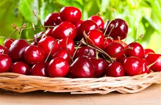 一堆红彤彤可口的樱桃
