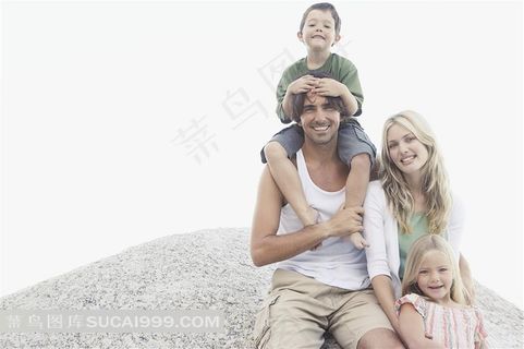 靠在岩石上的幸福一家人特写