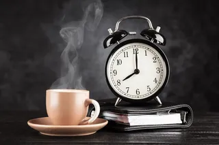 咖啡杯和闹钟摄影高清图片素材