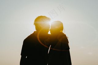 情侣黄昏剪影图片