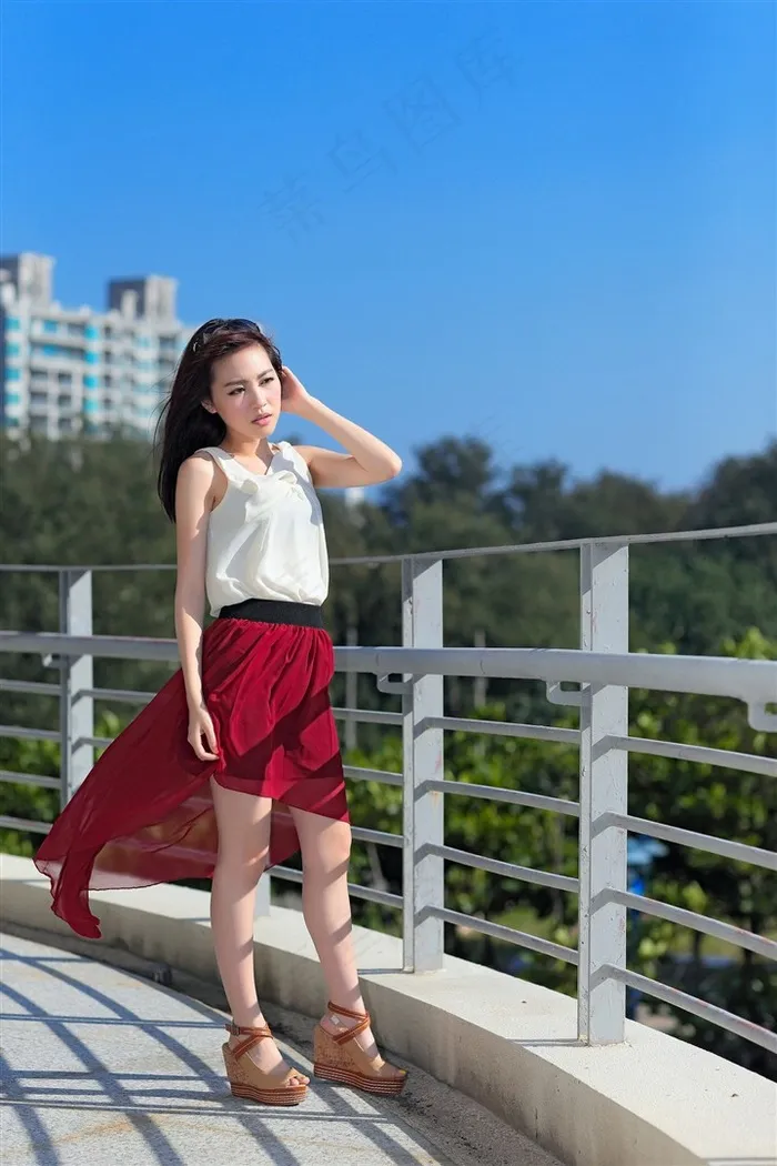 邻家女孩红裙飘飘芬芬高清图
