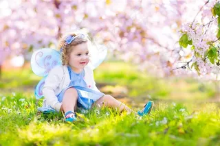 坐在草地上的小女孩