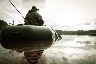 正在垂钓钓鱼的高清图片