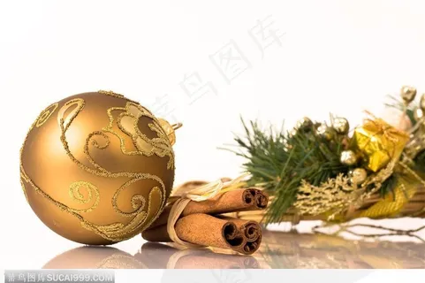 一个漂亮的金色圣诞球