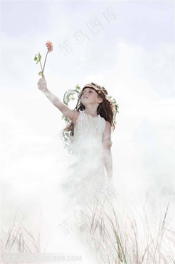 时尚儿童图-举着花朵的女孩