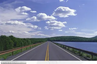 城市道路_白云下的笔直公路