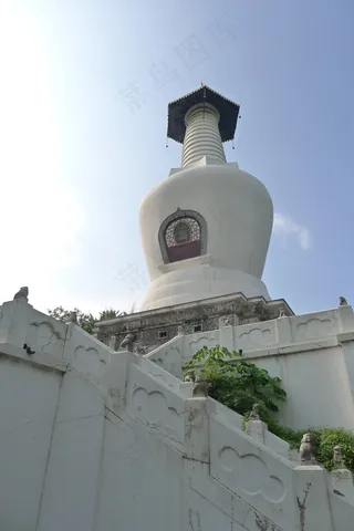 白色护栏围成的石台上的白塔