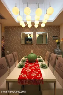 豪华饭厅的餐桌和绿镪餐具