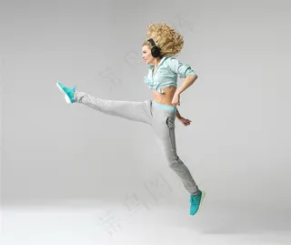 戴耳机的美女踢腿图片健身图片