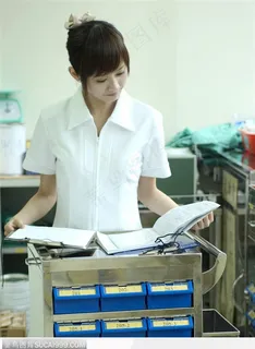 亚洲医院-查看资料的护士 亚洲医院-查看资料的护士