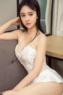 坐在沙发上的性感睡衣美女柏妤图片 坐在沙发上的性感睡衣美女柏妤图片