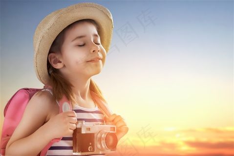 闭着眼睛的外国女孩儿童图片