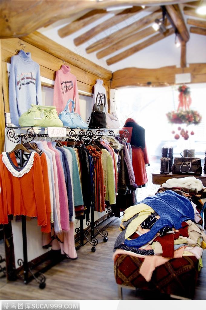 流行服饰-堆积的衣服