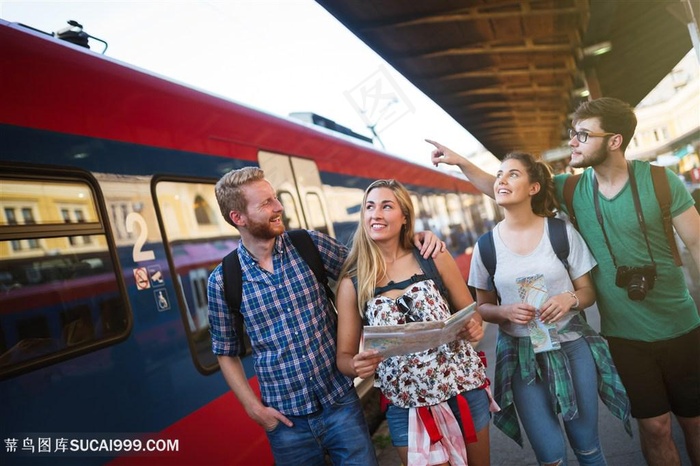 正在交谈的两队情侣高清摄影图
