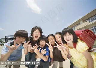 做胜利手势的学生们