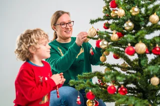 圣诞节室内人物挂圣诞球场景圣诞送礼物(95)