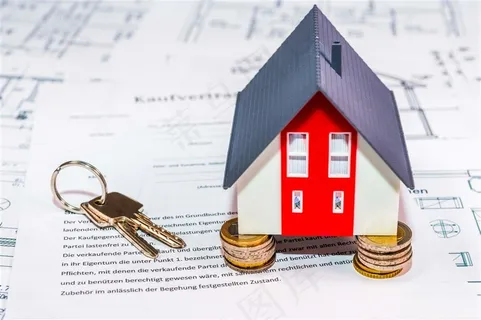 图纸上的房子模型与钥匙金币 图纸上的房子模型与钥匙金币