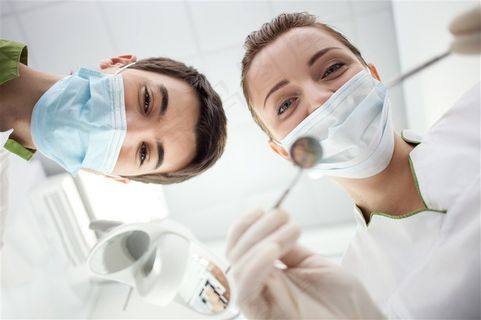 微笑着检查口腔的医生们高清图片 微笑着检查口腔的医生们高清图片