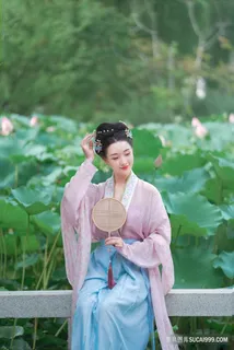 高清典雅的荷花塘写真的古装美女图片