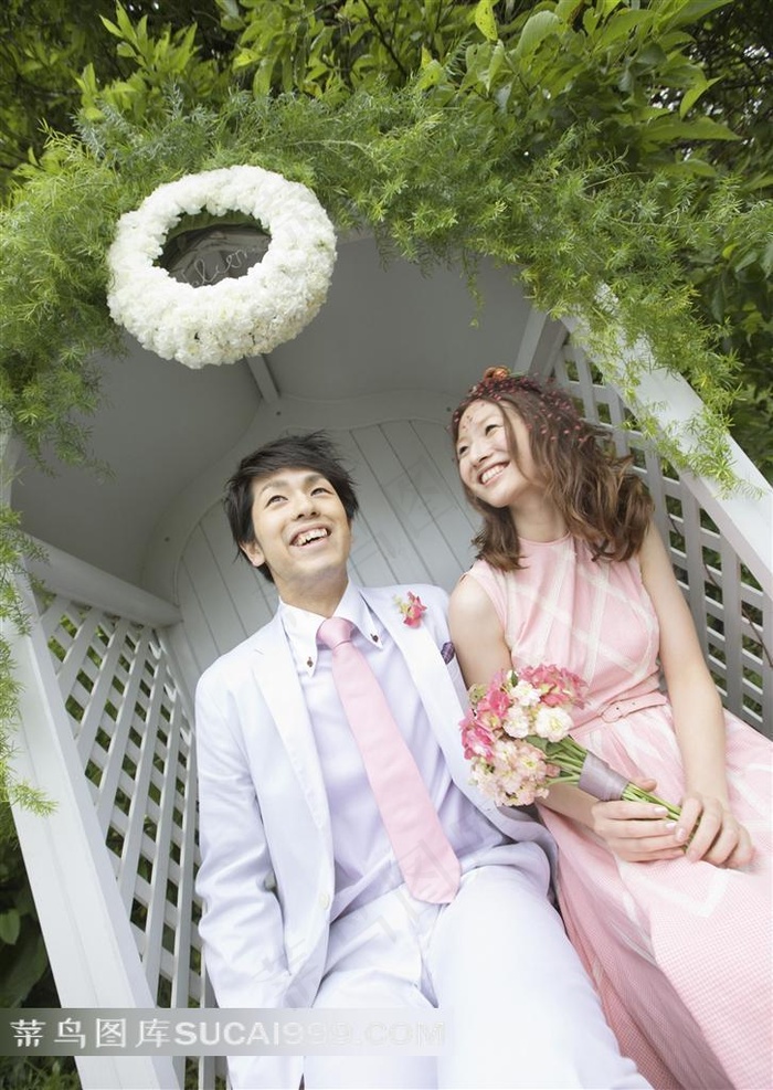 花园里的情侣婚纱写真