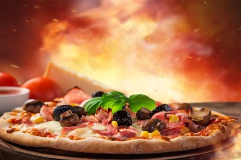 桌上的披萨摄影