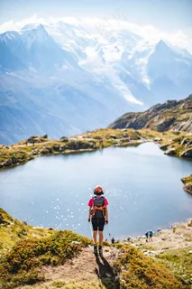 登山旅行背影图片 登山旅行背影图片