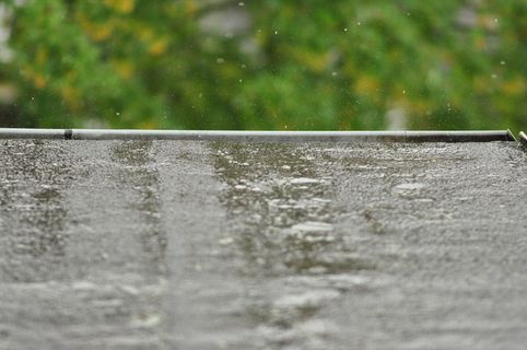 在屋顶上跳跃的雨滴
