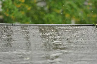 在屋顶上跳跃的雨滴