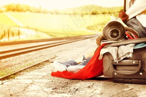 放在铁轨旁边的旅行物品高清图片