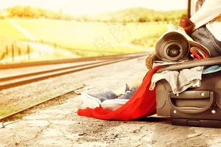 放在铁轨旁边的旅行物品高清图片