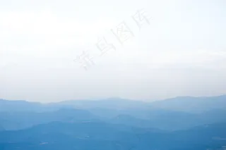迷雾远山图片