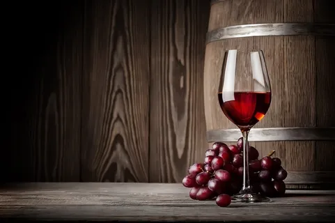 晶莹剔透美味的葡萄酒和葡萄