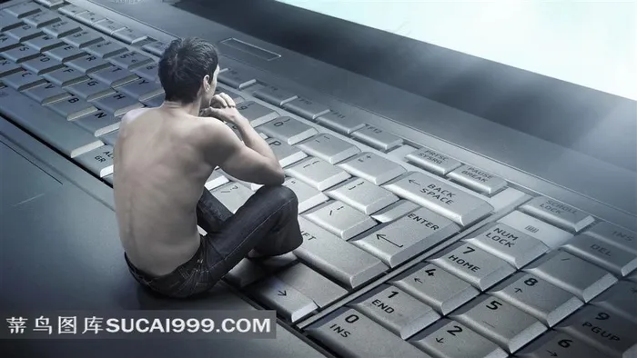 坐在键盘上思考的男子图片素材