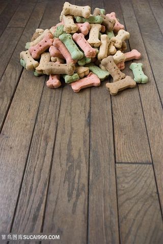 木板上一堆狗粮高清摄影图片
