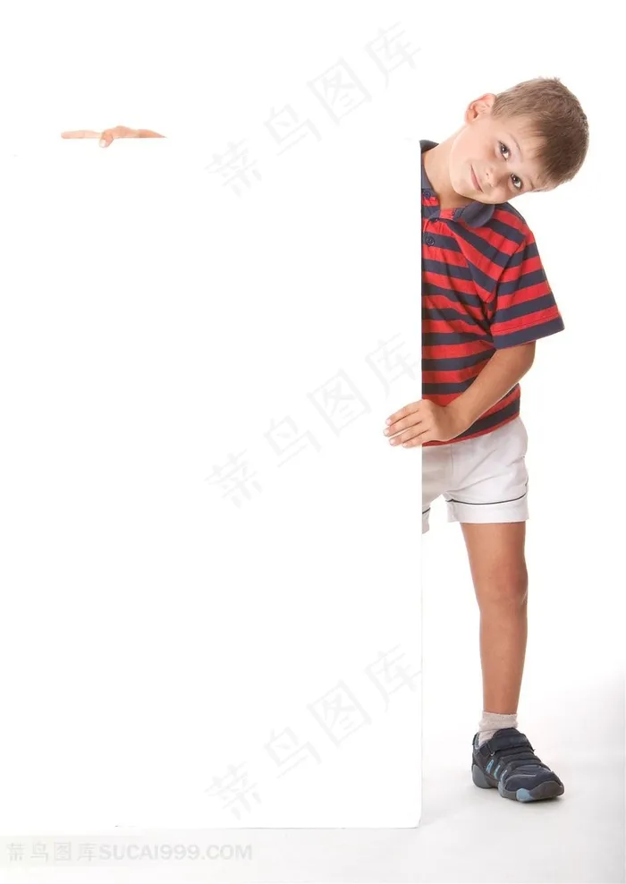 手扶白板的小男孩高清图片