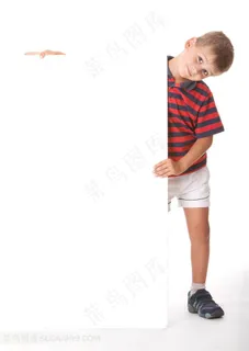 手扶白板的小男孩高清图片