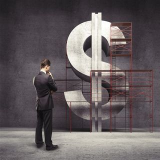 低头思考的商务人士高清图片