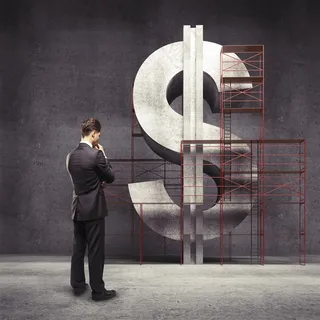 低头思考的商务人士高清图片