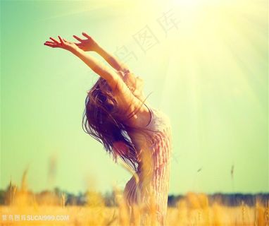 拥抱大自然的美女图片