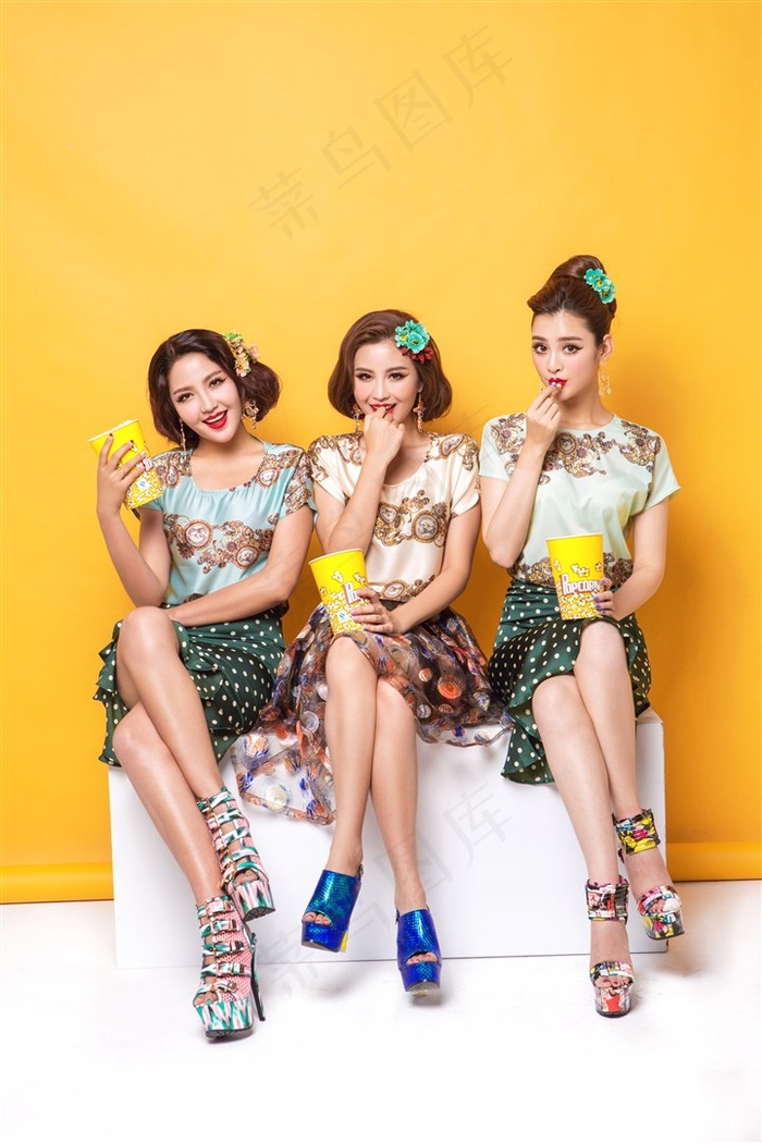 吃着零售的闺蜜写真