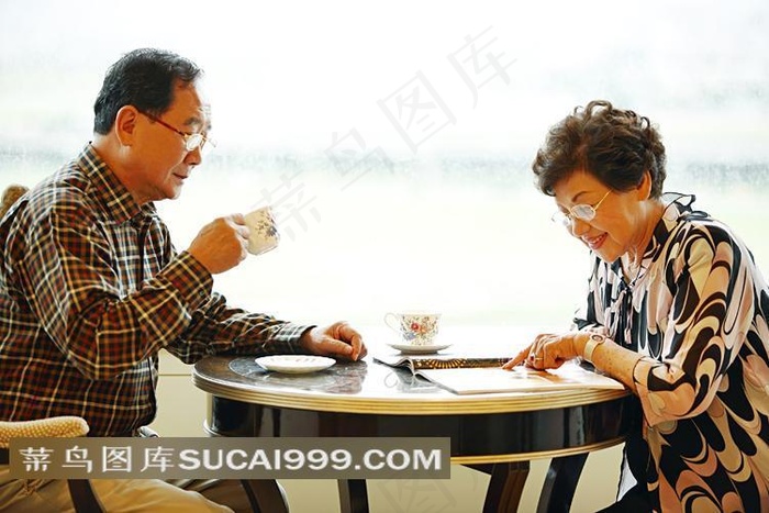 端着茶杯的老人