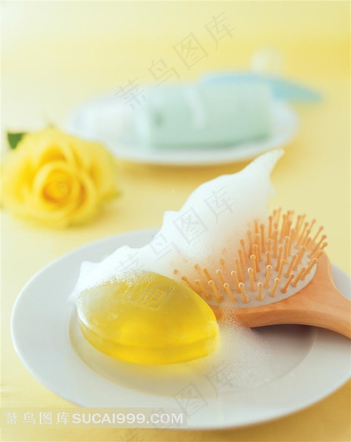 洗澡用的香皂和木梳子