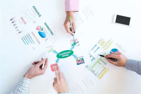 正在做数据分析的商务人士素材高清图片