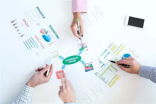 正在做数据分析的商务人士素材高清图片