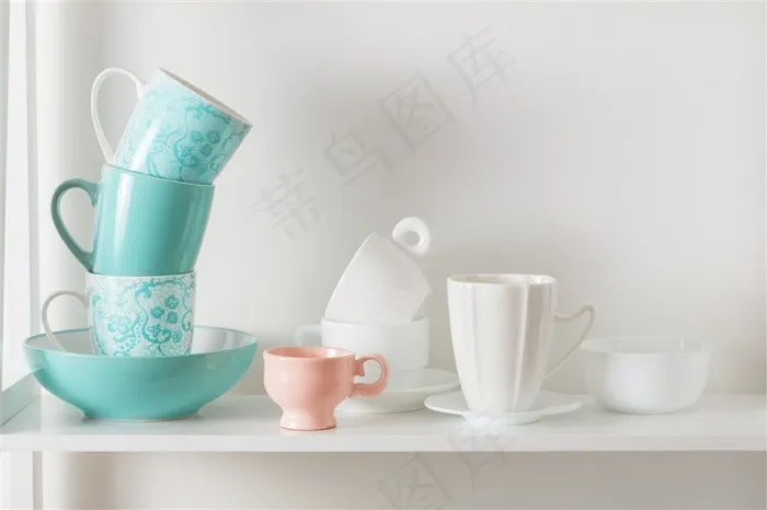 摞在碗里的三个杯子高清摄影图