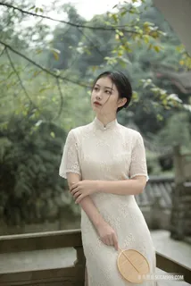 白色旗袍古典户外写真女性图片