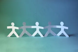 蓝色背景牵手纸人