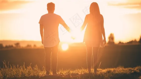 夕阳下情侣手拉手背影唯美爱情浪漫
