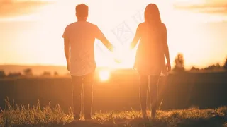 夕阳下情侣手拉手背影唯美爱情浪漫