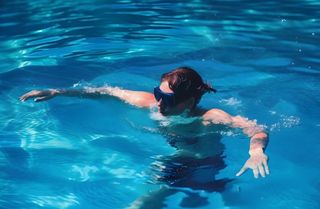 游泳池游泳女生背景